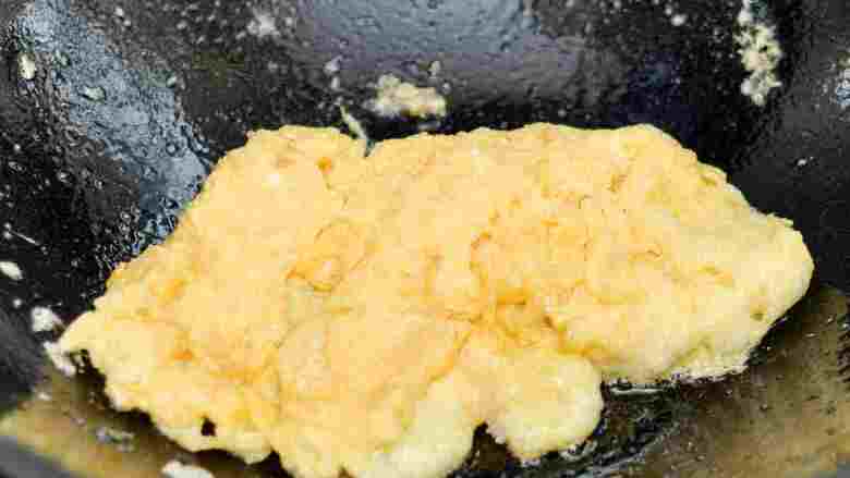 火腿鸡蛋面片,锅中油热后，倒入蛋液炒熟盛出。