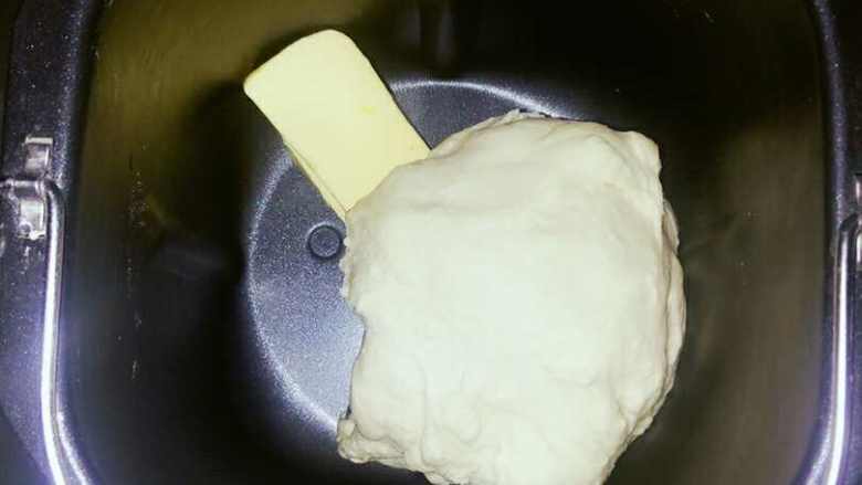 奶香小餐包,一个程序结束加入黄油，继续揉面。