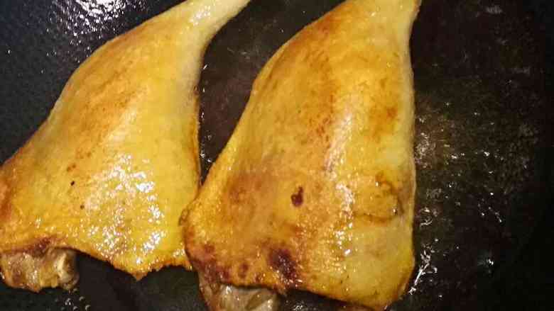 #年夜饭#酱鸭肉,这样煎相对比较均匀，双面煎成脆皮即可