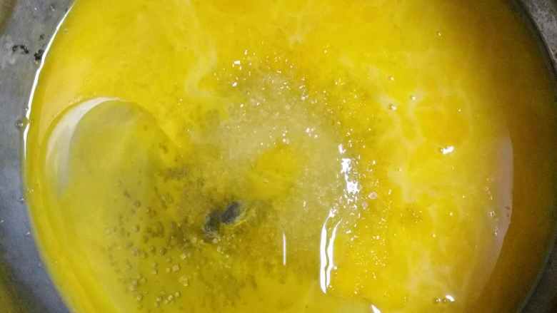 一抹绿的诱惑,鸡蛋黄里加入白糖1勺，玉米油搅拌均匀