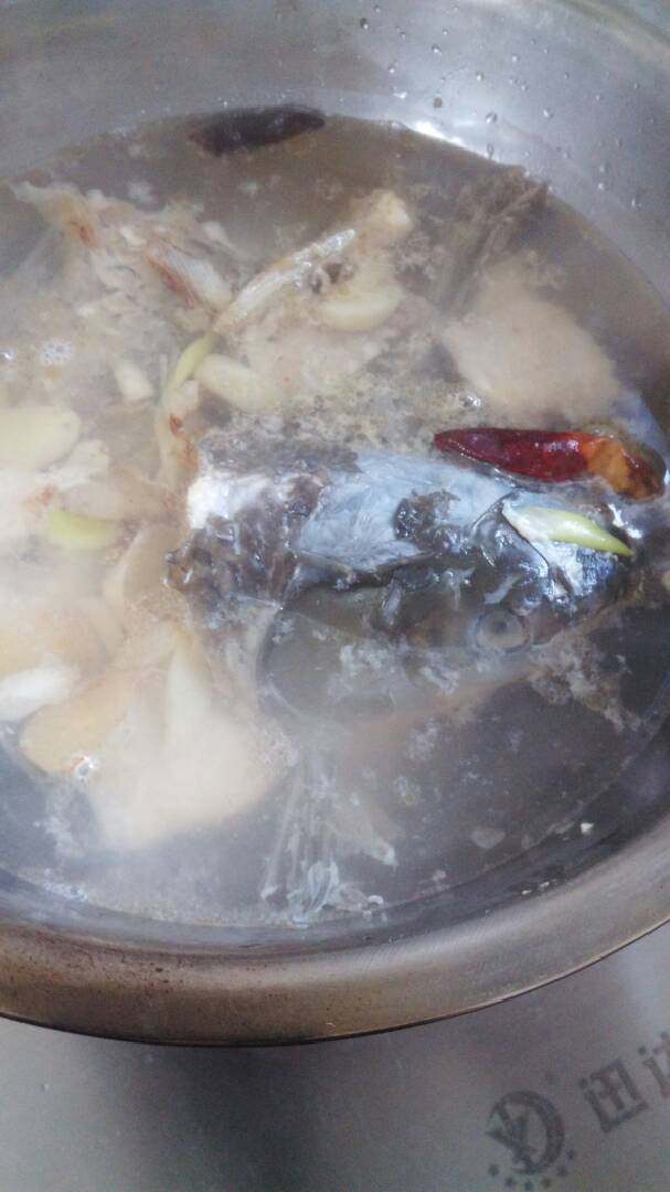 #酸菜魚#此菜创建(9/元~2017),倒入开水1500克，烧开转小火