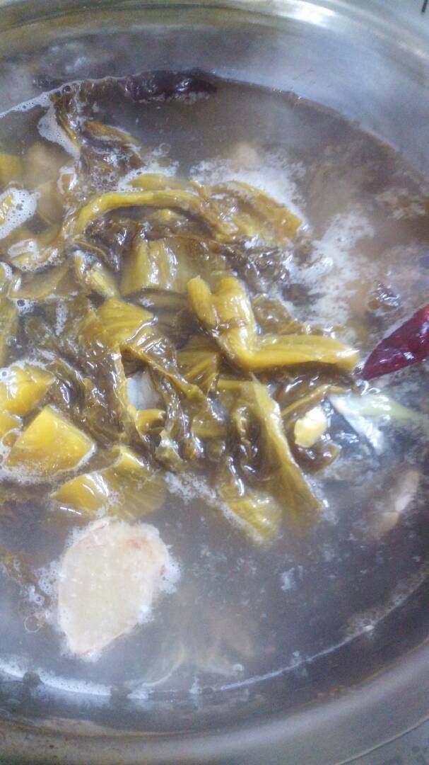 #酸菜魚#此菜创建(9/元~2017),然后把酸菜倒入有魚头尾骨的烧锅中，小火煮30分钟