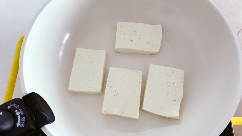 宝宝辅食：煎豆腐,一、煎豆腐
3、热锅，倒入少许植物油（比平时炒菜要再少一点），把豆腐小心放入锅中。