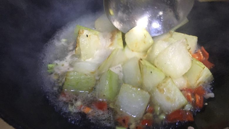 红烧冬瓜 下饭菜,水煮沸后，倒入油炸过的冬瓜。进行翻炒。