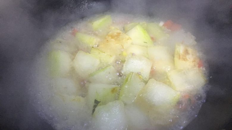 红烧冬瓜 下饭菜,不加锅盖煮一煮。看到冬瓜9成熟的时候，基本可以做好出锅准备了