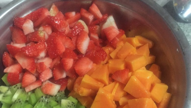 水果盒子蛋糕,烤蛋糕的时候可以切水果了！把喜欢的水果切成粒状！备用
