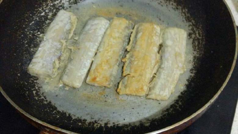 煎刀鱼,先前放进去的煎至金黄色了反面。全部放进去可以转中火。煎至两面金黄色就可以出锅喽！