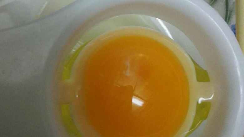 零失败葡式蛋挞, 蛋清蛋黄分离，一定要只用蛋黄，一是好看，而是蛋清会导致蛋挞不嫩滑，比较实。