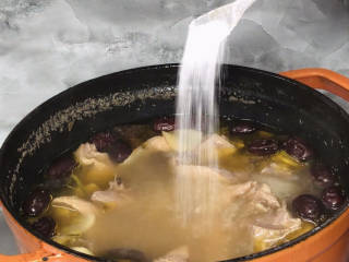 红枣香菇豚汤,90分钟后打开锅盖，加盐煮至入味