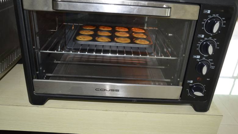 百香果费南雪,放入烤箱中，上火180下火170度，预热后放入中层烤20分钟
