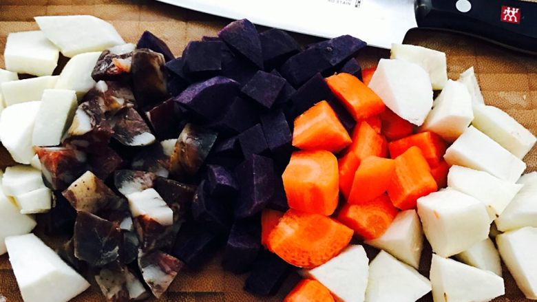 紫土豆腊肠杂蔬糯米团#王氏私房菜#,芋头和胡萝卜去皮洗净后切成小丁、紫土豆和腊肠也切成小丁