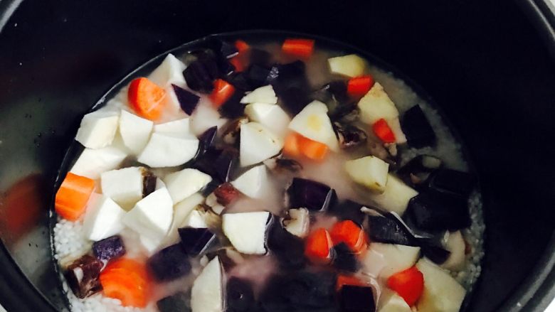 紫土豆腊肠杂蔬糯米团#王氏私房菜#,把切好的腊肠、紫土豆、胡萝卜和芋头也倒入锅里、加适量盐和鸡精调味