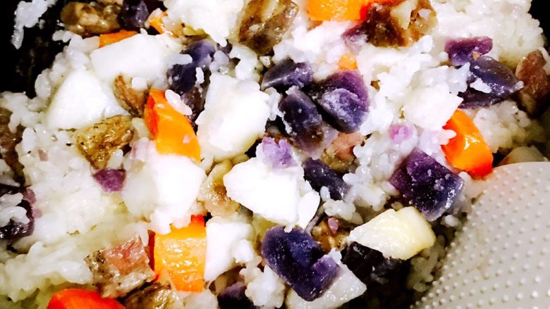 紫土豆腊肠杂蔬糯米团#王氏私房菜#,一锅香喷喷的糯米饭就做好了……