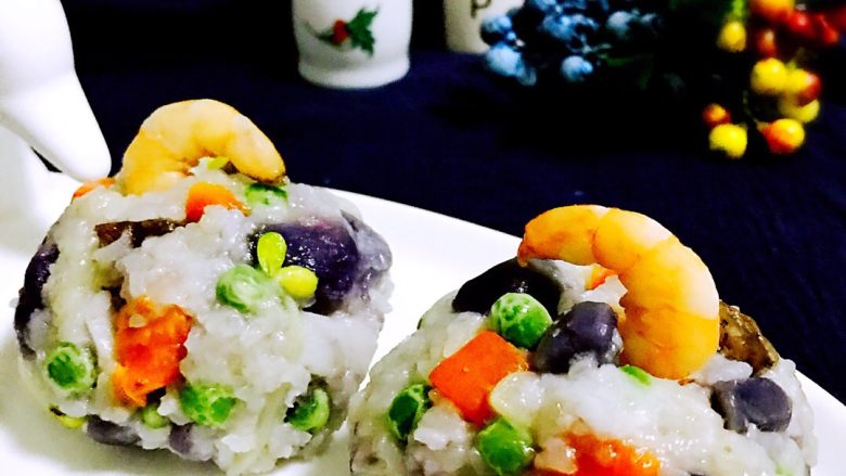 紫土豆腊肠杂蔬糯米团#王氏私房菜#,来一个近一点的饭团、是不是很诱人哟……