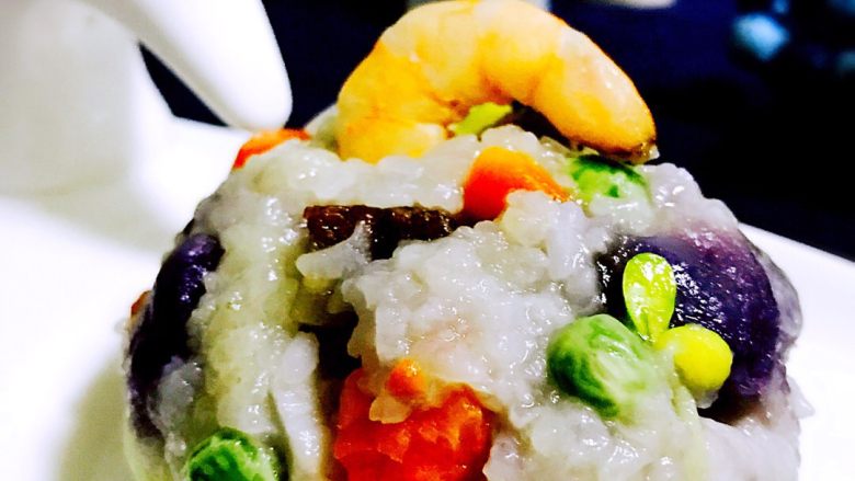 紫土豆腊肠杂蔬糯米团#王氏私房菜#,再来一个特写、哈哈、太喜欢喽……