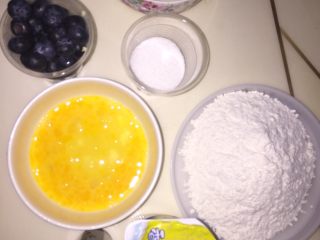 酸奶蓝莓玛芬蛋糕,准备好所有材料