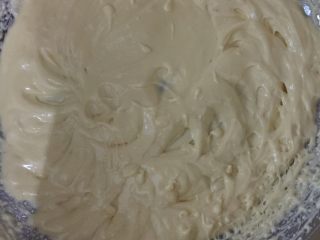 酸奶蓝莓玛芬蛋糕,加入香精油8滴（可用小勺添加一勺）继续打发，打至细腻有纹路