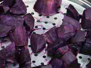 紫薯蛋卷,将紫薯去皮洗净，隔水蒸熟。