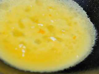 紫薯蛋卷,锅热后刷少许油，倒入蛋液烙成蛋皮，两个鸡蛋大概烙六张蛋皮。