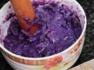 紫薯蛋卷,将蒸好的紫薯捣碎。