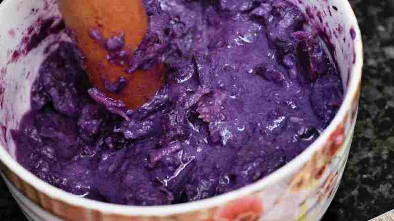 紫薯蛋卷,将蒸好的紫薯捣碎。