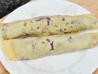 紫薯蛋卷,用蛋皮将紫薯泥卷入。