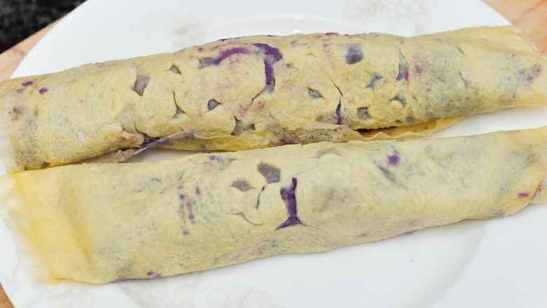 紫薯蛋卷,用蛋皮将紫薯泥卷入。