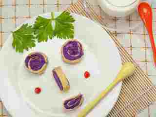紫薯蛋卷,切好装盘即可。