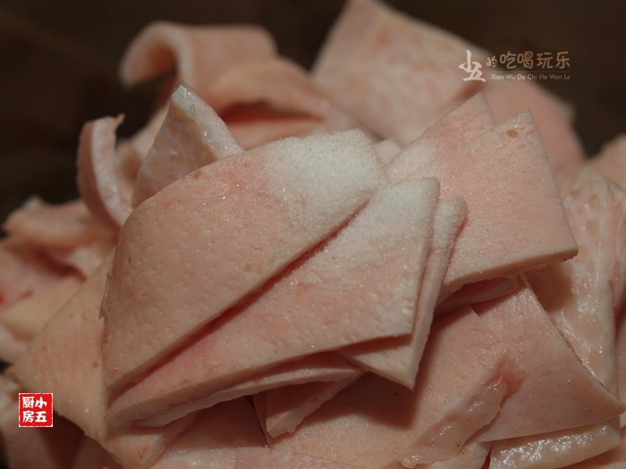 肉皮冻：秋季补水美颜的首选,将猪肉用盐搓洗干净。
