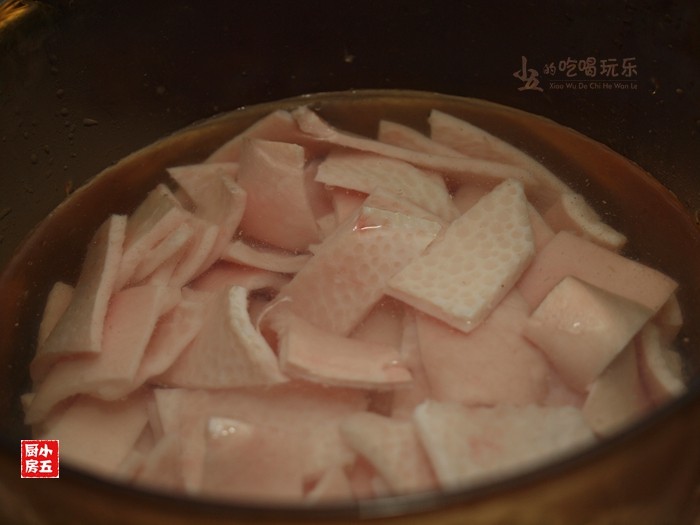 肉皮冻：秋季补水美颜的首选,猪皮冷水下锅，煮开。