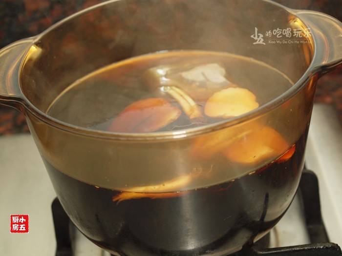 肉皮冻：秋季补水美颜的首选,煮开的水中，加入酱料。