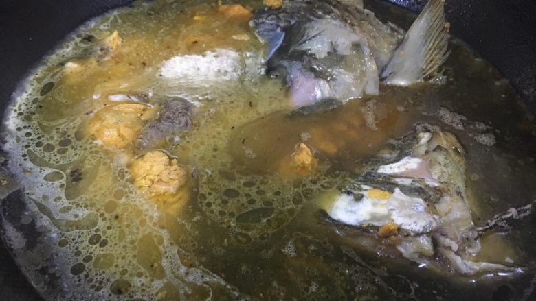 酒糟煮鱼 湘菜 鱼的百种做法,锅内的鱼煎成大概七成熟时。加入凉水。进行煮鱼。