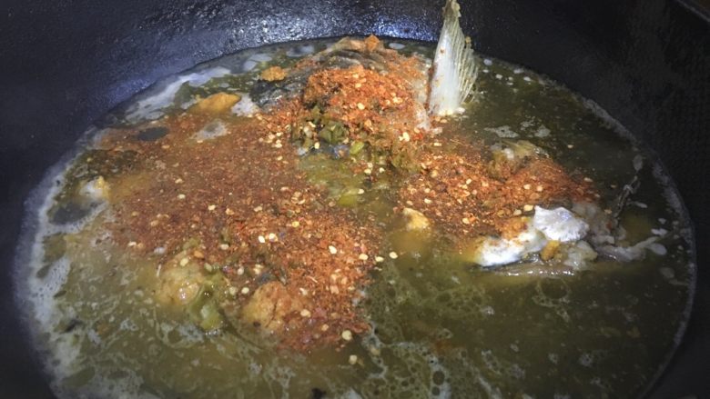 酒糟煮鱼 湘菜 鱼的百种做法,加水后。继续加入干辣椒粉，刚才切好的酸辣椒丁。