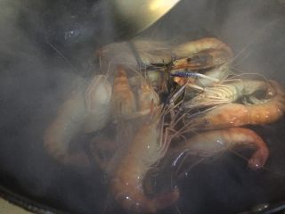 盐焗大虾 湘菜,冷水入锅，下虾。虾需要过水，这样可以杀除部分微生物细菌。