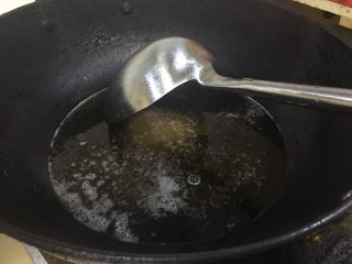 盐焗大虾 湘菜,锅内入油。烧成五分热。