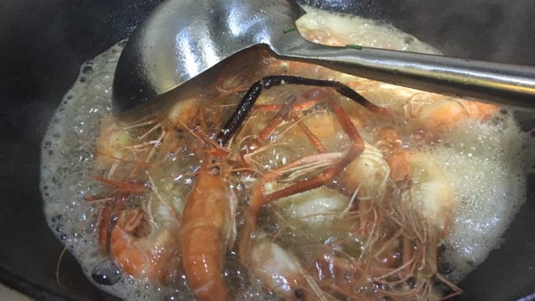 盐焗大虾 湘菜,把煮过的虾入热油。小火过油。炸一炸。