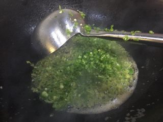 盐焗大虾 湘菜,接下来，炒辣椒。借着锅内的余温，锅内加入少量油，把切好的青辣椒末入锅。进行翻炒。期间加入适量盐跟味精，进行提味。