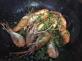 盐焗大虾 湘菜,辣椒炒出香味，加入过油的虾。翻炒一小会。等待出锅。