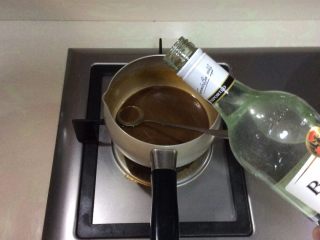 改良版提拉米苏,先把咖啡酒做好，取一个小的奶锅，把咖啡、水、砂糖混合用中小火煮开离火，再倒入朗姆酒搅拌均匀后冷却备用。