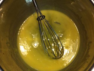 改良版提拉米苏,蛋黄加入砂糖热水特热搅拌均匀至颜色变浅，略微浓稠状态即可取出放凉。