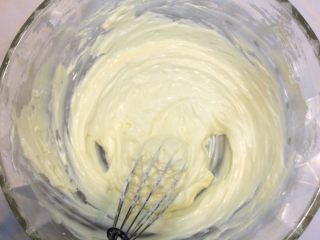 改良版提拉米苏,马斯卡彭奶酪提前从冰箱拿出来回温一下，用打蛋器打散即可。再将搅拌好的蛋黄液倒入奶酪中搅拌均匀。