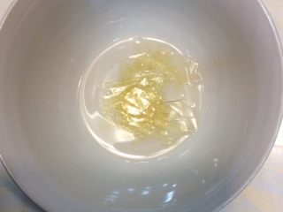 改良版提拉米苏,吉利丁片提前冷水泡发好，在用隔水加热的方法融化均匀。