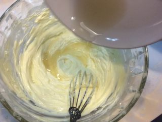 改良版提拉米苏,将融化开的吉利丁液倒入马斯卡彭奶酪液中迅速搅拌均匀。
