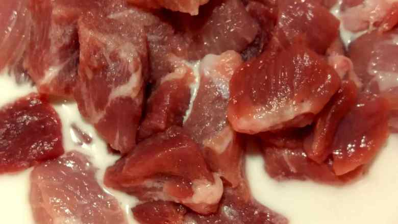 “东北溜肉段”绅士私房菜,猪里脊切成适量大小，加入湿淀粉抓匀。