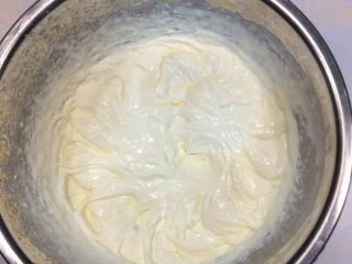 改良版提拉米苏,用另外一个空盆倒入淡奶油加入砂糖打发至约6分发，不流动即可。然后倒入奶酪液中搅拌均匀。