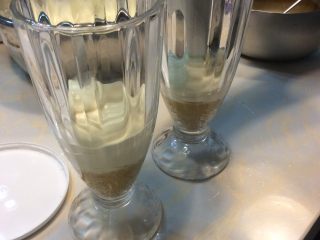 改良版提拉米苏,从冰箱取出冷藏的模具，倒入3/1奶油奶酪液，轻微震动几下振平。