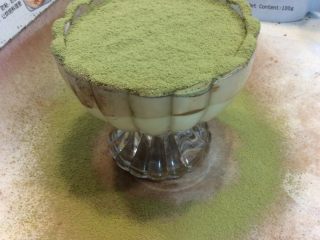 改良版提拉米苏,筛上抹茶粉。