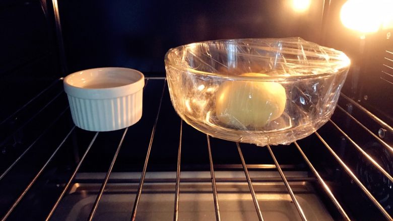 宝宝辅食：南瓜豆沙包,将南瓜面团放在碗中，覆盖保鲜膜，放在笼屉上，然后在蒸锅中加入半锅40度左右的热水，盖上锅盖，发酵成2倍大，耗时差不多40分钟。也可以直接用烤箱的发酵功能，边上要放一碗水哈。
》发酵后，变成2倍大，表面也膨胀变得更加平整。