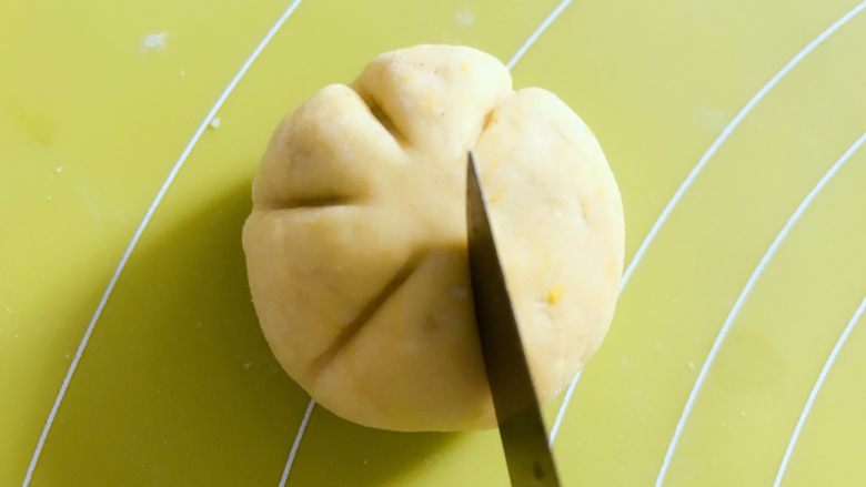 宝宝辅食：南瓜豆沙包,用手搓圆一点，把收口朝下放好。