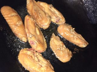 咖喱鸡翅焖饭,1：鸡翅洗干净，划口子，倒入料酒酱油腌制至少半小时。2：锅内倒入油煎，金黄即可。